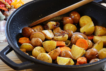 patate e carote in padella