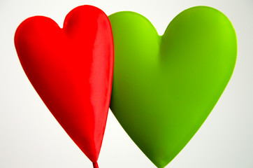 Zwei Herzen, rot, grün, freigestellt