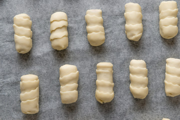 Cannoncini crudi sulla  teglia da forno