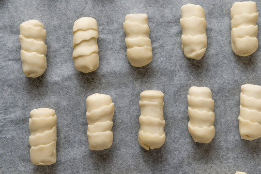 Cannoncini crudi sulla  teglia da forno