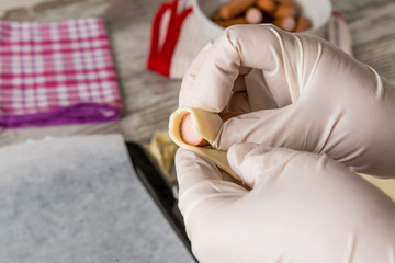 Obraz premium Preparazione dei cannoncini salati con ripieno di wurstel