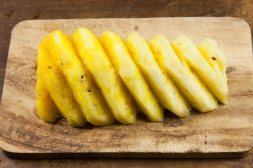 geschnittene Ananasfrucht auf einem Holzbrett