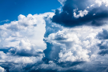 Unwettergefahr - Dunkle Wolken über dem Mittelmeer