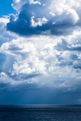 Unwettergefahr - Dunkle Wolken über dem Mittelmeer