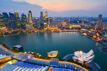 Fototapeta na wymiar Skyline of Singapore building at twilight