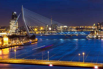 Rolgordijnen Prachtig schemerzicht op de bruggen over de Maas (Maas) in Rotterdam, Nederland © dennisvdwater