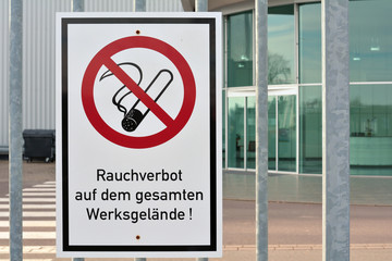 Verbotsschild an einem Zaun
