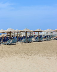 Sonnenliegen am Strand