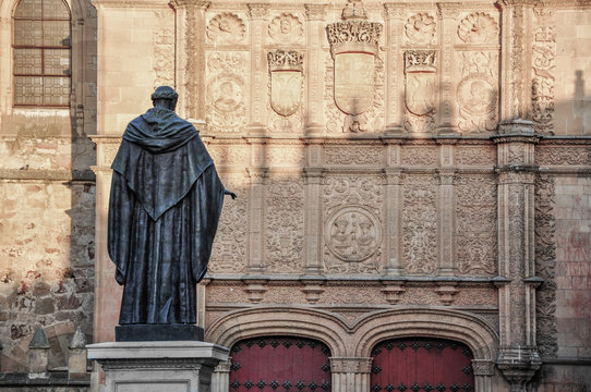 Fray Luis de Le&oacute;n frente a la fachada de la Universidad de Salamanca, plateresco, Espa&ntilde;a