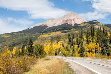 Fototapeta premium Scenic highway 550 and Engineer Mountain peak