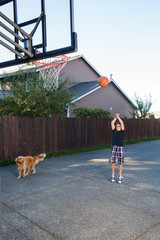 Naklejka premium boy playing basketball