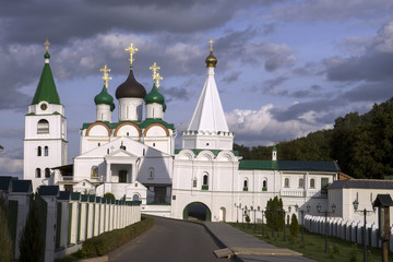 Fototapeta na wymiar Вознесенский Печерский монастырь в городе Нижний Новгород.
