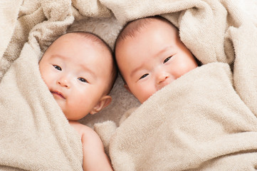 タオルの中にいる双子の赤ちゃん