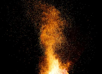 Abwaschbare Fototapete Flamme Schmiedefeuerflammenspitzen mit Funkennahaufnahme