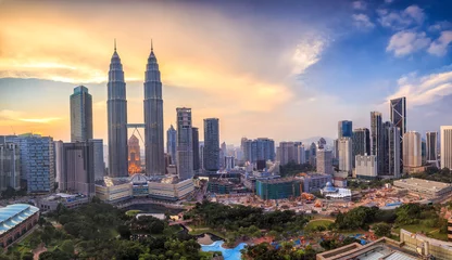 Fotobehang Kuala Lumpur Skyline van Kuala Lumper in de schemering