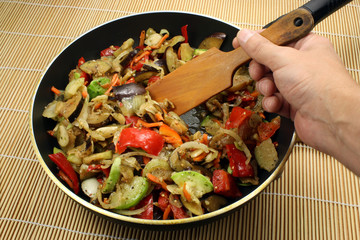 Жареные овощи на сковороде