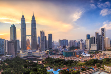 Naklejka premium Panoramę Kuala Lumper o zmierzchu