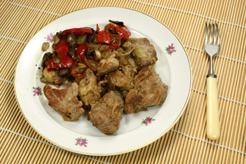 Жареное мясо с овощами