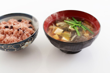おいしそうな赤飯と味噌汁