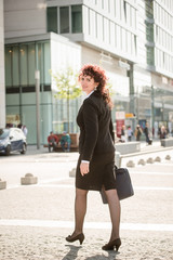 Obraz premium Business woman walking street