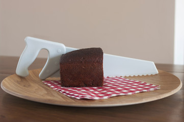 Gâteau au chocolat et scie / Chocolate cake with handsaw