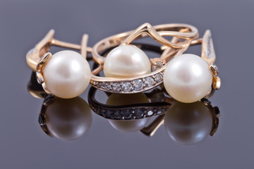 gold earrings with emeralds and with pearl