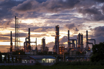 Obraz na płótnie Canvas Silhouette of petrochemical plant, Oil and Gas refinary in sunrise