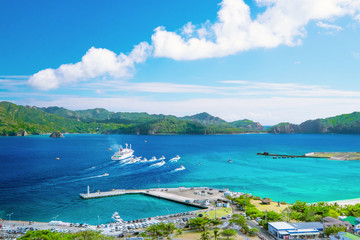 Naklejka premium 小笠原諸島父島でのおがさわら丸の出港風景