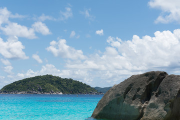 Fototapeta na wymiar blue sky with sea and rock