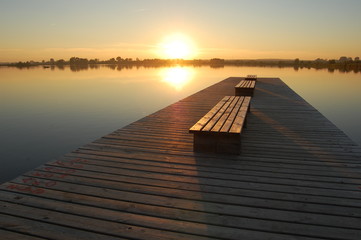 Obraz na płótnie Canvas Zachód słońca nad jeziorem