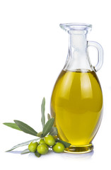 Botella con aceite de oliva virgen extra y aceitunas verdes con sus hojas aislado sobre fondo blanco 