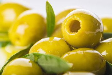 Plakaty  Aceitunas verdes sin hueso aderezadas con aceite de oliva y especias y hierbas