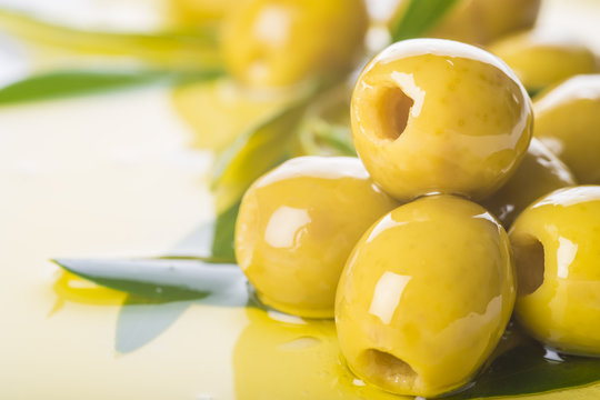 Aceitunas verdes sin hueso aderezadas con aceite de oliva y especias y hierbas