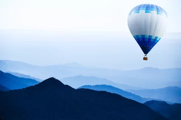 Crédence de cuisine en verre imprimé Ballon Hot air balloon over mountain 