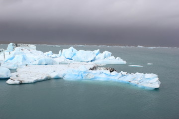 Eisberge und Packeis auf dem ber&uuml;hmten See J&ouml;kulsarlon (Island)