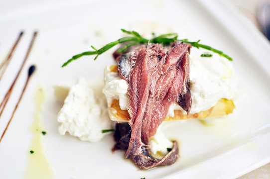 Sfogliatine con acciughe di Cetara e stracciatella di burrata