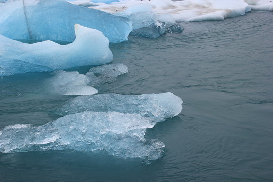Blau schimmerndes Eis auf dem See Jökulsarlon auf Island