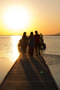 PASSEGGIATA AL TRAMONTO SUL MOLO