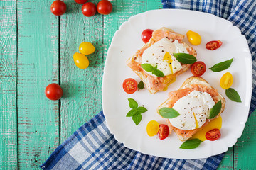 Sandwich with poached eggs with salmon and cream cheese