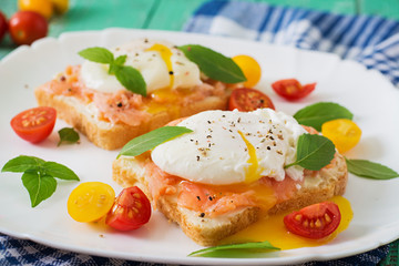 Sandwich with poached eggs with salmon and cream cheese