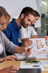 Naklejka premium businessman checking company charts