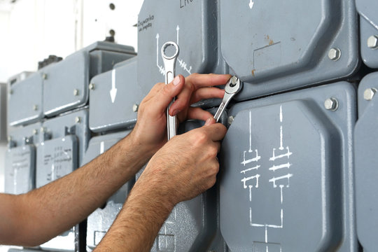 Elektryk naprawia tablicą rozdzielczą