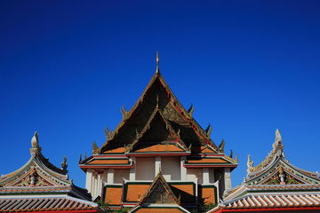 Naklejka premium Rooftop of Buiddhist temple in the blue sky