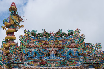 Fototapeta premium Facade at the entrance to the shrine.And a Chinese dragon.
