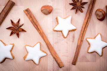 sternanis mit weihnachtsgebäck