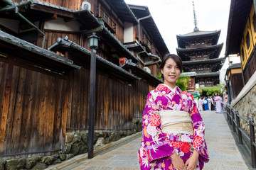 Fototapeta na wymiar Japanese woman visit yasaka pagoda