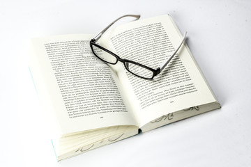 Lesebrille auf einem Buch
