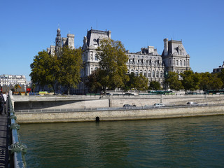 Naklejka premium River Sena and the Hôthôtel de la ville in the background