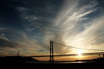 夕景の明石海峡大橋