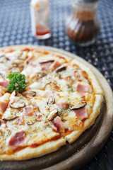 Pizza ham and mushroom
